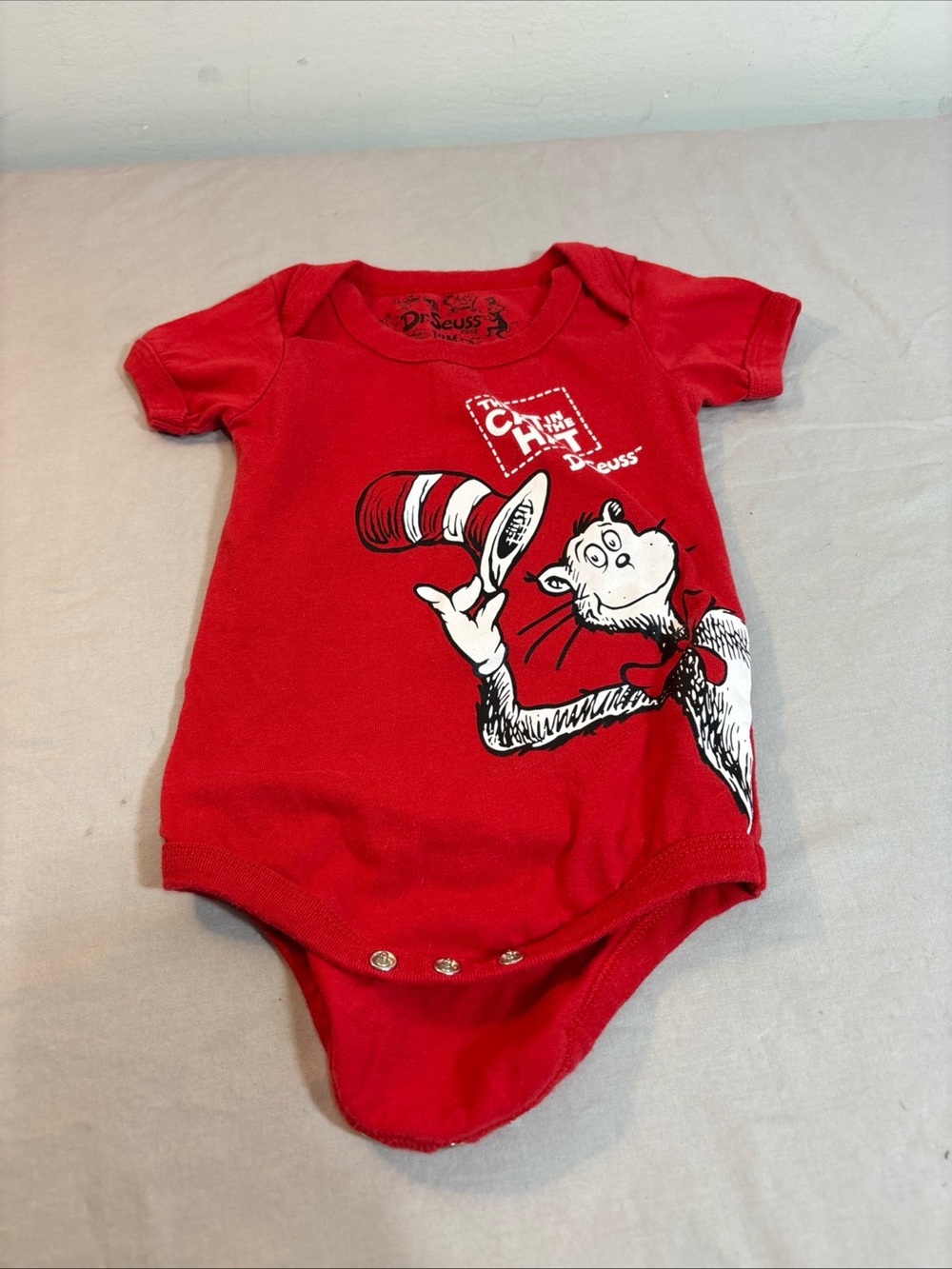 Dr. Seuss Red 'The Cat in the Hat' Baby One-Piece size 12M. 817
